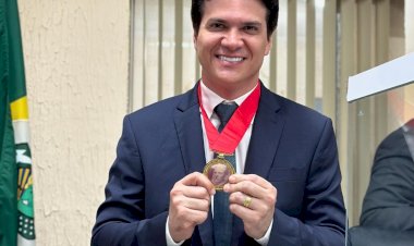 O prefeito de Baturité esteve em sua cidade natal, Tauá, onde recebeu a medalha do mérito legislativo.
