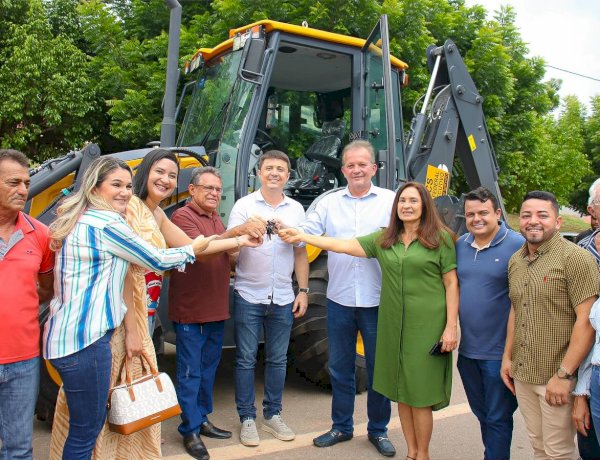 Solenidade de entrega de 02 novos veículos para a Secretaria de Saúde e 01 retroescavadeira para o Município de Aracoiaba.